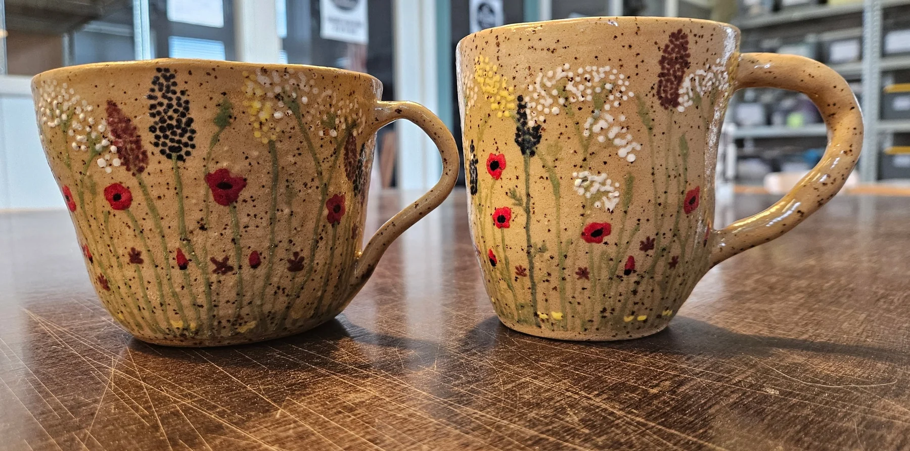 To håndlavede keramikkopper med blomstermotiv